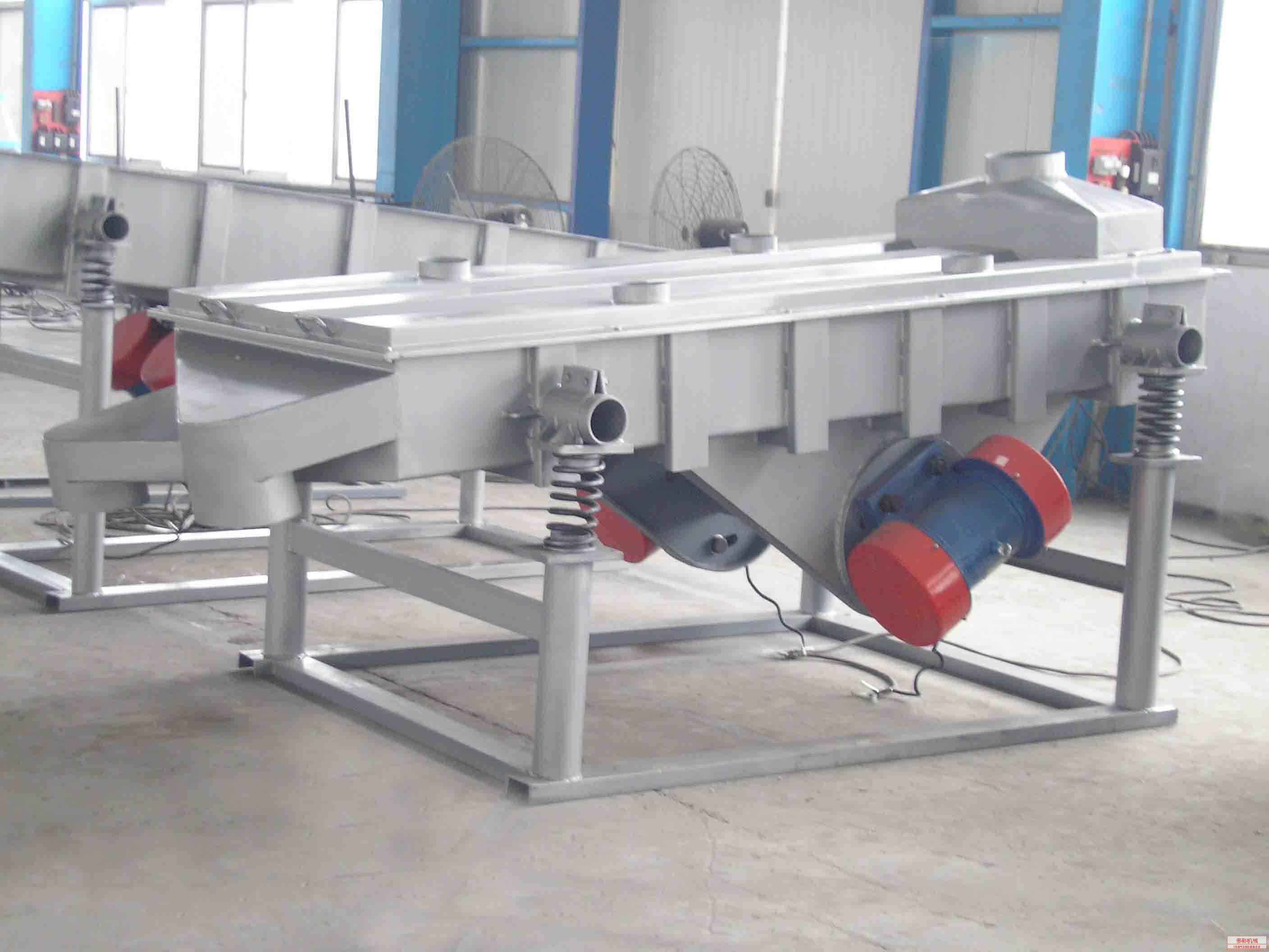 振動(dòng)電機(jī)安裝于直線(xiàn)振動(dòng)篩的兩側(cè) 振動(dòng)電機(jī)安裝于直線(xiàn)振動(dòng)篩的兩側(cè).jpg