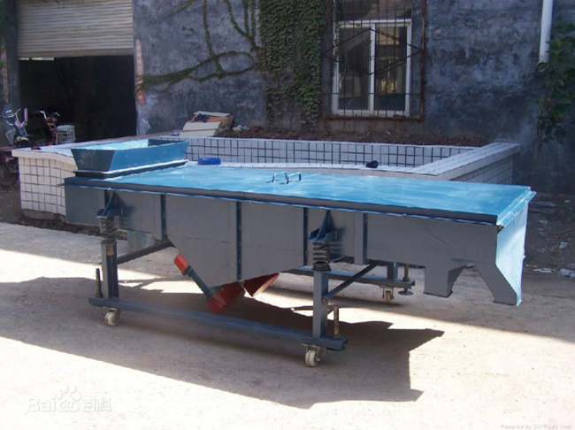 振動(dòng)電機(jī)安裝于直線(xiàn)振動(dòng)篩底部 振動(dòng)電機(jī)安裝于直線(xiàn)振動(dòng)篩底部.jpg